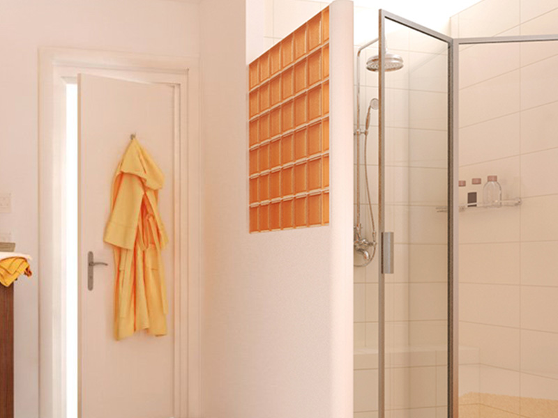 Illumina i tuoi spazi preservando la tua privacy.
Se hai un progetto specifico in mente, costruire una doccia in vetrocemento ti permetterà di regalarle un look unico e contemporaneo.