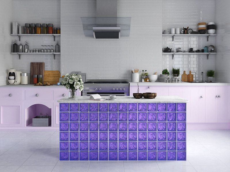 Sophisticated in Violet sieht zu weißem Marmor traumhaft aus und setzt in dieser modernen Küche im Vintage-Look auffallende Akzente.